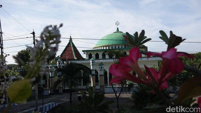 Sepintas, Masjid Tiban Babussalam tampak seperti masjid pada umumnya. Namun jika dilihat lebih dekat, masjid ini terdiri dari dua bangunan.