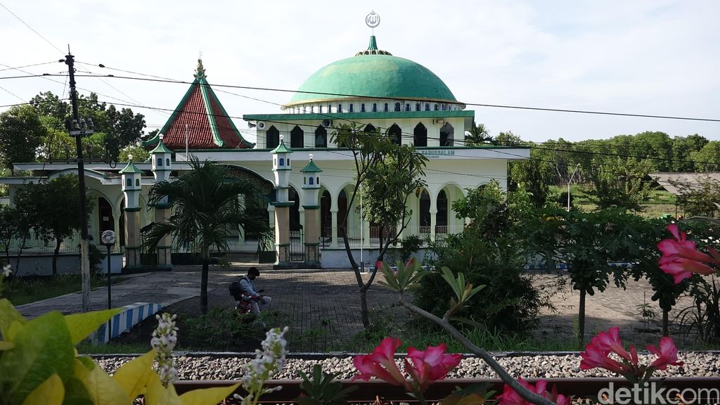 Sepintas, Masjid Tiban Babussalam tampak seperti masjid pada umumnya. Namun jika dilihat lebih dekat, masjid ini terdiri dari dua bangunan.