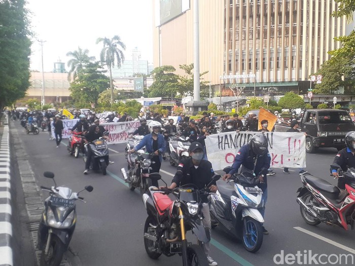 Massa mahasiswa saat melakukan aksi dorong motor di depan kantor Gubernur Jawa Tengah, Jumat (8/4/2022).