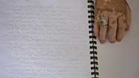 Para penyandang tunanetra membaca Al-Quran huruf Braille. Tadarus Al-Quran merupakan salah satu amalan di bulan Ramadan.