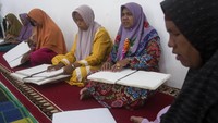 Kegiatan tadarus Al-Quran ini diikuti kelompok perempuan dan laki-laki dari penyandang tunanetra.