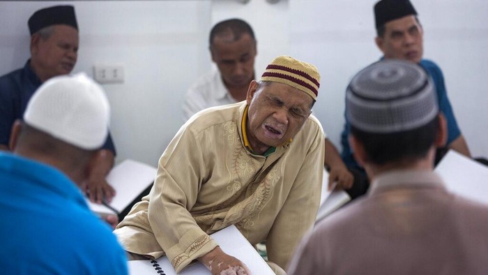 Keterbatasan tidak menghalangi penyandang tunanetra di Medan meningkatkan ibadah Ramadan. Mereka dengan fasih mampu membaca Al-Qur'an.