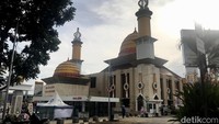 Diketahui, Masjid Agung berdiri pada tahun 1935 dari tanah wakaf K.H. Djuwaeni. Mulanya masjid ini berbentuk masjid kecil (mushala), kemudian KH Ahmad Djuwaeni menjadi pengoeloe Soekabumi maka masjid jamie itu naik statusnya menjadi Masjid Agung.