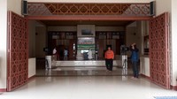 Pada masa awal, bangunan Masjid Agung Sukabumi masih sangat sederhana dengan atap tumpang dan memiliki satu menara. Sama seperti hari ini, bagian depan masjid terdapat alun-alun. Perbedaannya pada zaman dulu alun-alun diisi dengan hamparan padang rumput yang menjadi tempat penggembalaan sapi. Kini, bagian alun-alun dihiasi dengan tanaman dan beberapa tempat duduk bagi wisatawan.