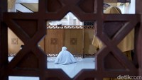 Konon dengan bantuan para ulama, masjid ini menjadi tempat berkumpulnya para pejuang dalam berlatih dan merancang strategi melawan tentara sekutu.