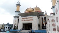 Perpaduan inovasi arstitektur ada pada atap masjid dengan berbentuk kubah bergaya Timur Tengah, kemudian kujang sebagai identitas suku Sunda di bagian puncak menara, sarana berdzikir dan kaligrafi untuk memperindah interior masjid. Masjid yang terdiri dari dua lantai ini pun dihiasi dengan 99 kaligrafi Asmaul Husna menempel di delapan tiang menyerupai bangunan piramida yang terletak di depan gerbang utama.