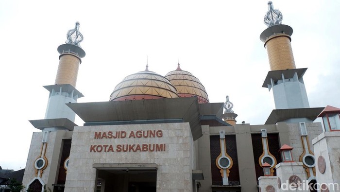 Warga Kota Sukabumi tentu sudah tak asing dengan Masjid Agung. Di masa lalu, tempat ibadah ini menjadi markas para pejuang kemerdekaan Indonesia.