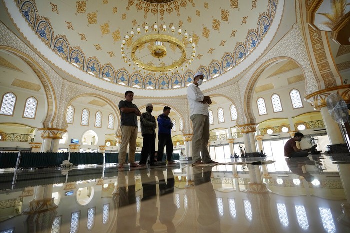 Mencari Berkah Ramadan di Masjid Izzatul Islam Bekasi Muslim perform daily Asr prayer, the afternoon prayer at Izzatul Islam mosque in Bekasi, West Java , Indonesia, Thursday, April 7, 2022. Muslims across the world are observing the holy fasting month of Ramadan, where they refrain from eating, drinking and smoking from dawn to dusk.(AP Photo/Achmad Ibrahim)