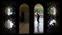 Selain bagian dinding, partisi masjid banyak menggunakan motif ukiran yang membiaskan cahaya alami dengan apik.