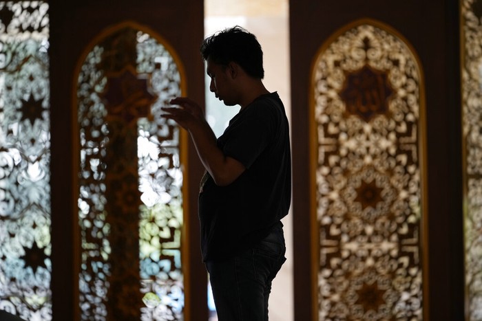 Mencari Berkah Ramadan di Masjid Izzatul Islam Bekasi Muslim perform daily Asr prayer, the afternoon prayer at Izzatul Islam mosque in Bekasi, West Java , Indonesia, Thursday, April 7, 2022. Muslims across the world are observing the holy fasting month of Ramadan, where they refrain from eating, drinking and smoking from dawn to dusk.(AP Photo/Achmad Ibrahim)