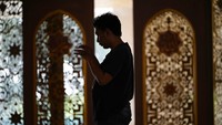 Warga salat Asar di Masjid Izzatul Islam, Grand Wisata, Bekasi, Kamis (7/4/2022) pekan kemarin.