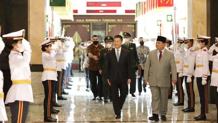 Menhan Prabowo Subianto menerima kunjungan Dubes Republik Rakyat Tiongkok (RRT) untuk Indonesia, Lu Kang. Dalam pertemuan dibahas soal hubungan erat kedua negara termasuk sengketa Laut China Selatan (dok Istimewa)