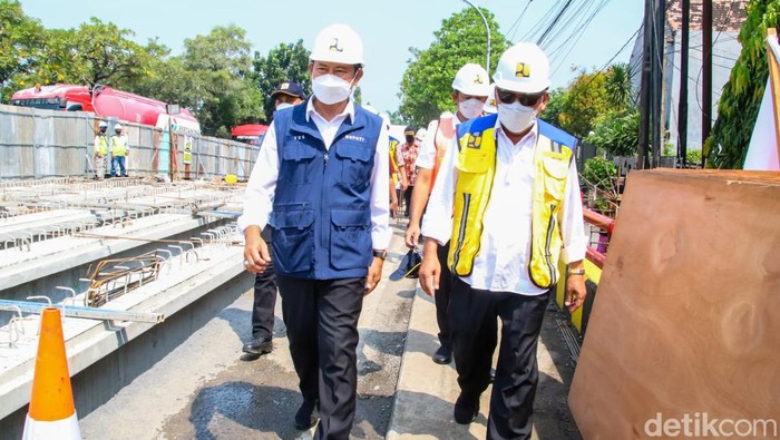 Menteri PUPR Basoeki Hadimuljono saat meninjau perbaikan Jembatan Balun Lamongan.