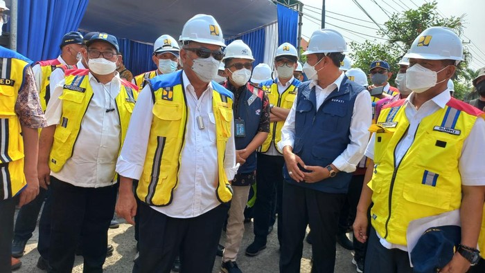 menteri pupr  Mochamad Basoeki Hadimoeljono pantau jembatan balun