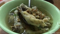 Serupa dengan mie ayamnya yang melimpah dan menjulang isiannya. Cekernya super empuk sehingga tidak perlu tenaga ekstra untuk melepaskannya dari tulang-tulang ceker ayam. Foto: detikcom/Diah Afrilian