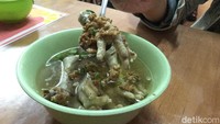 Jika biasanya di warung makan mie ayam antara mie ayam dengan cekernya disajikan dalam satu porsi, berbeda dengan di Mie Ayam Bangka Asan. Ceker ayam yang ingin dipesan sebagai lauk pelengkap disajikan secara terpisah di Mie Ayam Bangka Asan. Foto: detikcom/Diah Afrilian