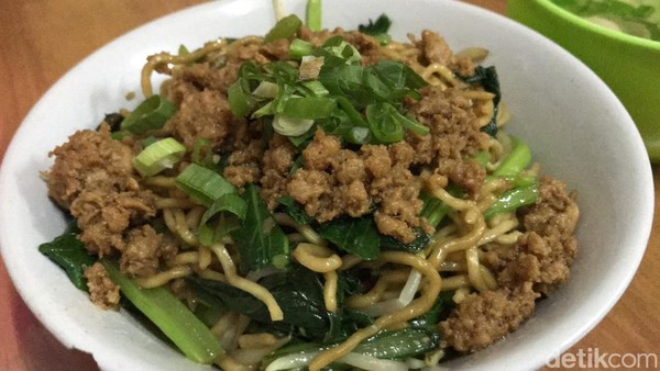 Gurih Nikmat Mie Ayam Bangka Asan yang Legendaris di Cipinang