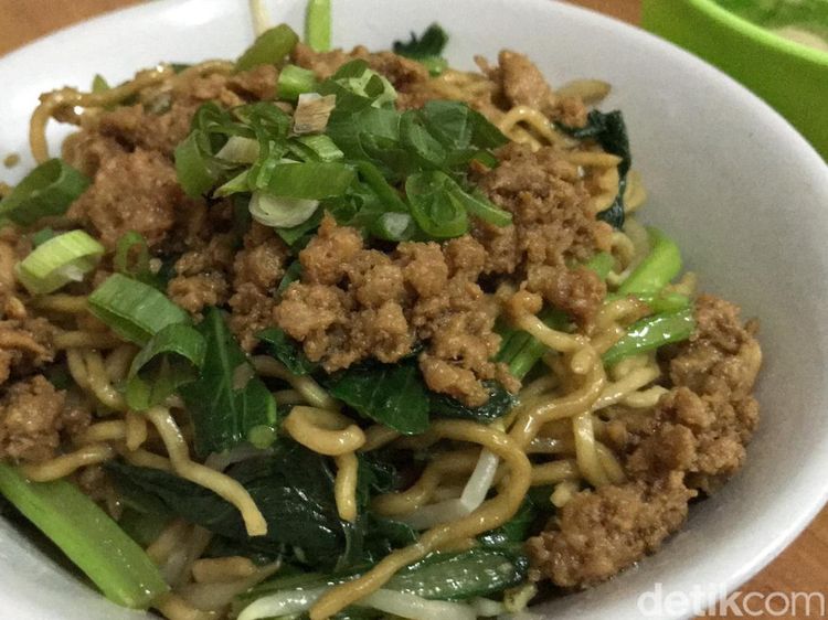 Gurih Nikmat Mie Ayam Bangka Asan yang Legendaris di Cipinang