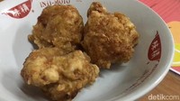 Mirip seperti mie ayam bangka pada umumnya, di sini juga ada menu bakso goreng yang tidak boleh dilewatkan. Bakso goreng di sini punya tekstur yang renyah di bagian luarnya tetapi ada adonan empuk kenyal di bagian dalamnya. Foto: detikcom/Diah Afrilian