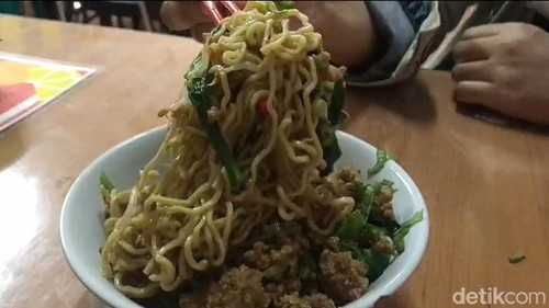 Mie Ayam Bangka Asan: Gurih Nikmat Mie Ayam Bangka Legendaris di Cipinang