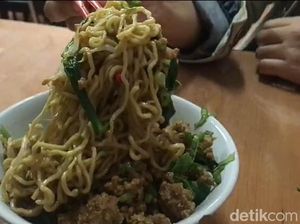 Bikin Laper: Mie Ayam Ancaman Spesial Cabe Gerus