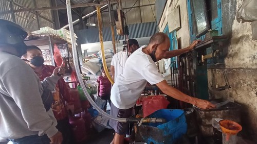 Proses penjualan minyak goreng curah pada salah satu agen di Tabanan.