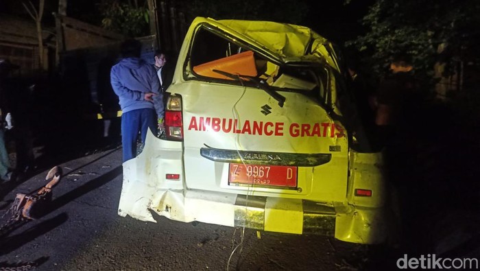 Mobil ambulans yang terperosok ke jurang sedalam 60 meter berhasil dievakuasi warga