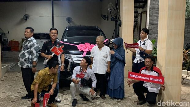 Mobil baru H Endang yang dibeli dengan uang koin.