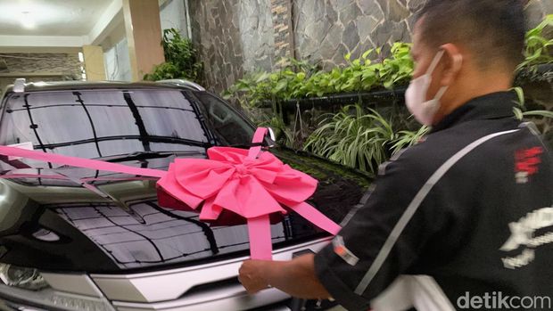 Mobil baru H Endang yang dibeli dengan uang koin.
