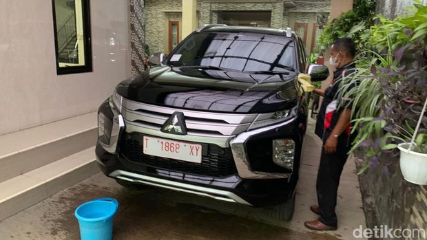 Mobil baru H Endang yang dibeli dengan uang koin.