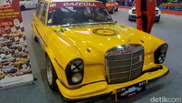 Humas Perhimpunan Pecinta Mobil Kuno Indonesia (PPMKI), Wendra mengatakan mobil-mobil yang dipajang merupakan milik anggota PPMKI. Ini salah satunya Mercedes-Benz W108 Foto: Ridwan Arifin
