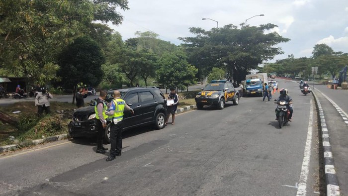 Mobil Toyota Rush warna hitam yang terlibat kecelakaan di Jalan Jembatan Suramadu arah Bangkalan.