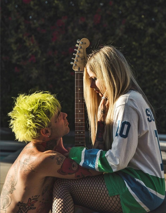 Sementara Avril Lavigne pernah menikah dua kali namun rumah tangganya kandas. Pernikahan pertamanya dengan Deryck Whibley bertahan selama empat tahun. Sementara pernikahan keduanya bersama Chad Kroeger bertahan dua tahun. Foto: Instagram/@modsun
