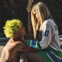 Sementara Avril Lavigne pernah menikah dua kali namun rumah tangganya kandas. Pernikahan pertamanya dengan Deryck Whibley bertahan selama empat tahun. Sementara pernikahan keduanya bersama Chad Kroeger bertahan dua tahun. Foto: Instagram/@modsun