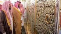 Dalam kunjungannya ke Madinah, Mohammed juga mengunjungi Masjid Nabawi dan ziarah ke makam nabi. (SPA)