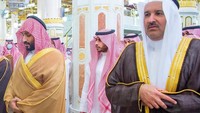 Dia didampingi oleh Pangeran Faisal bin Salman.  (SPA)