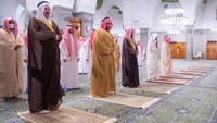 Putra Mahkota Arab, Mohammed bin Salman salat di masjid yang didirikan Rasulullah, Quba. Quba juga merupakan masjid pertama dalam sejarah islam. (SPA)