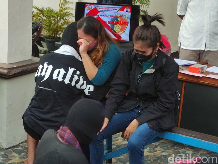 Momen belasan remaja sungkem ke ibu usai diciduk polisi gegara tawur sarung di Semarang, Jumat (8/4/2022).