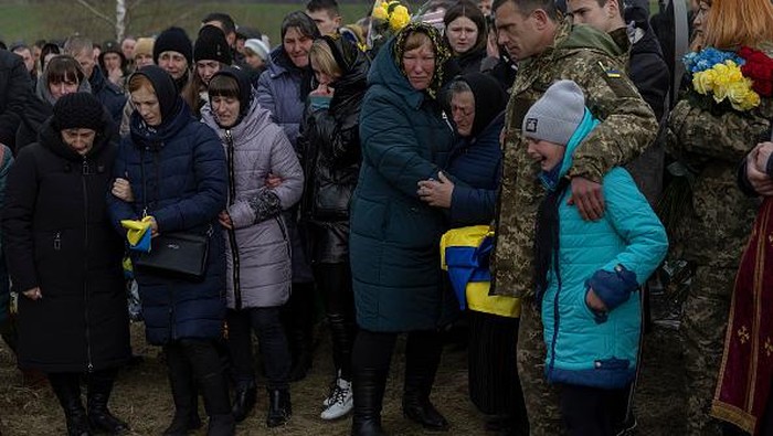 RUSYN, UKRAINE - APRIL 03: Family and friends mourn as Ukrainian soldier Dmitry Zhelisko is buried on April 03, 2022 in Rusyn, Ukraine. Zhelisko died fighting the Russian army near the town of Kharkiv. More than five weeks since the Russian invasion began, Ukraine's military losses are still unclear, with the last official account coming on March 12, when the government acknowledged that 1,300 Ukrainian soldiers had been killed. (Photo by Joe Raedle/Getty Images)