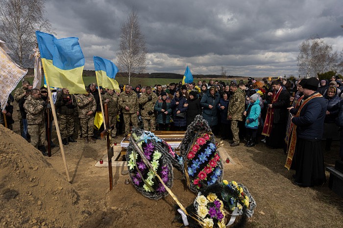 RUSYN, UKRAINE - APRIL 03: Family and friends mourn as Ukrainian soldier Dmitry Zhelisko is buried on April 03, 2022 in Rusyn, Ukraine. Zhelisko died fighting the Russian army near the town of Kharkiv. More than five weeks since the Russian invasion began, Ukraines military losses are still unclear, with the last official account coming on March 12, when the government acknowledged that 1,300 Ukrainian soldiers had been killed. (Photo by Joe Raedle/Getty Images)