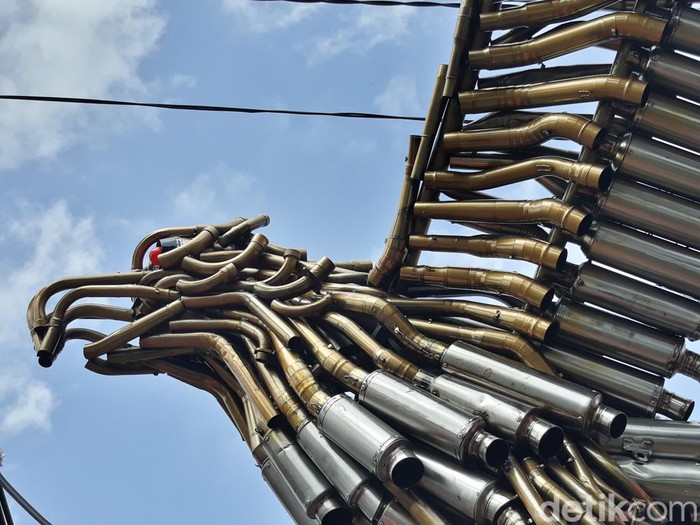 Monumen Garuda di Solo Baru, Sukoharjo, dibuat dari knalpot bising sitaan polisi, Jumat (8/4/2022).