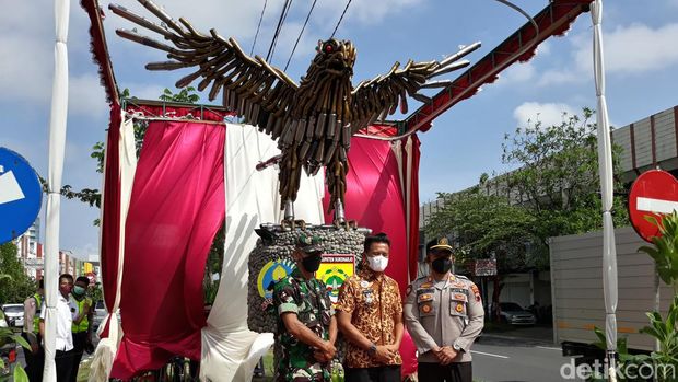 Monumen Garuda di Solo Baru, Sukoharjo, dibuat dari knalpot bising sitaan polisi, Jumat (8/4/2022).