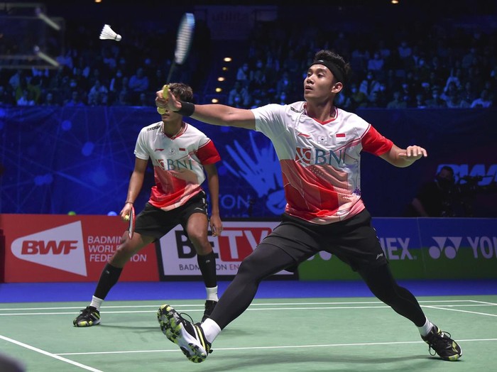 Indonesias Muhammad Shohibul Fikri and Bagas Maulana, right, compete against their compatriots Mohammad Ahsan and Hendra Setiawan during their mens doubles final match at the All England Open Badminton Championships in Birmingham, England, Sunday, March 20, 2022. (AP Photo/Rui Vieira)