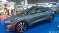 Sementara soal performa, Mach E First Edition tak bisa dianggap sebelah mata, sistem penggeraknya menggunakan All Wheel Drive. Lalu dibekali baterai 98,8 kWh yang sanggup memuntahkan tenaga 332 hp (338 PS), dan torsi 565 Nm. Soal akselerasi, mobil listrik bergaya crossover ini bisa berlari dari titik nol ke 96,5 km/jam hanya dalam waktu sekitar 5 detik. Lebih lanjut daya tempuhnya menawarkan jangkauan mengemudi sejauh 435 kilometer. Foto: Ridwan Arifin  