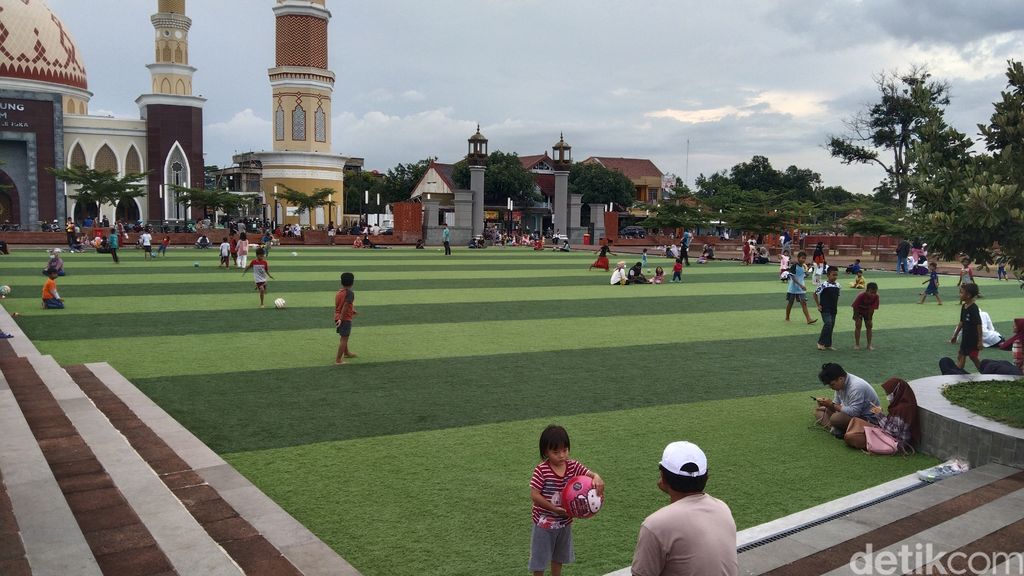 Ngabuburit di Alun-alun Majalengka