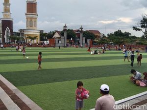 Ngabuburit Sambil Menjajal Rumput Sintetis Alun-alun Majalengka