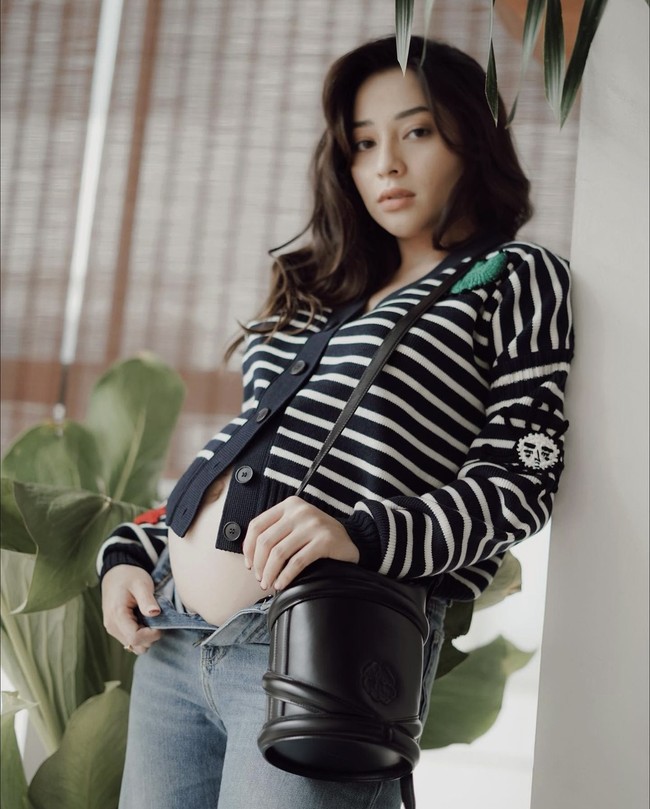 Lahirnya anak pertama Nikita Willy diumumkan oleh ibunya, Yora Febrina lewat Instagram Story. “Telah lahir cucu tercinta… Alhamdulillah, terima kasih doa dan perhatiannya semua,” tulis Yora Febrina menyambut kelahiran cucu laki-lakinya. Foto: dok. Instagram @nikitawillyofficial94