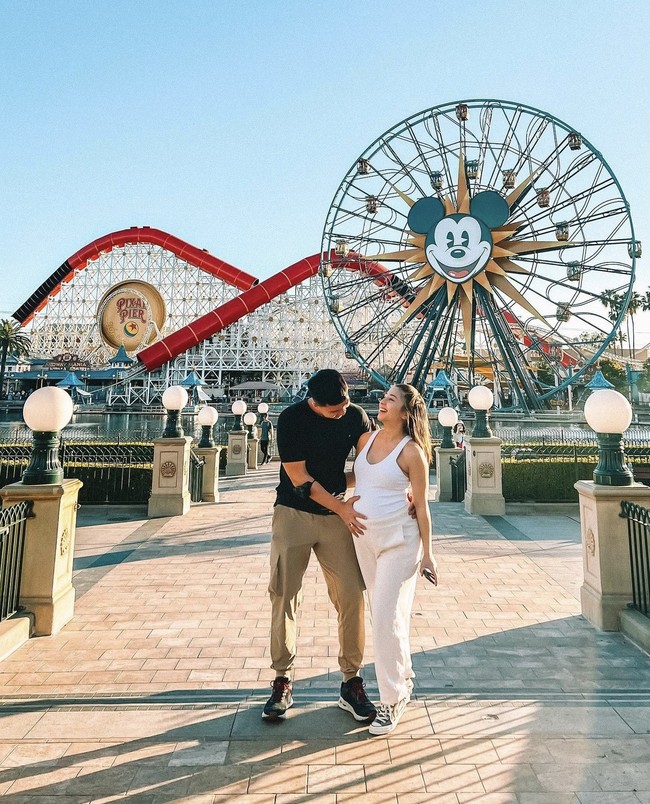 Pasangan itu pun telah mengungkap alasannya melahirkan di Negeri Paman Sam. Sang suami ingin Nikita dan anaknya mendapatkan fasilitas kesehatan terbaik saat persalinan. Sementara Nikita Willy bisa bepergian outdoor dan melihat alam. Foto: dok. Instagram @nikitawillyofficial94