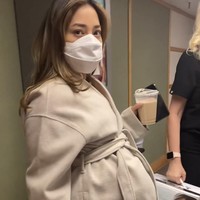 Sang ibu juga ikut mengantar persalinan putrinya Nikita Willy di Rumah Sakit Cedars-Sinai, Los Angeles. Namun, keluarga tak bisa ikut masuk dan hanya bisa mengantar sampai lorong ruang persalinan. Foto: dok. Instagram @yorafebrina