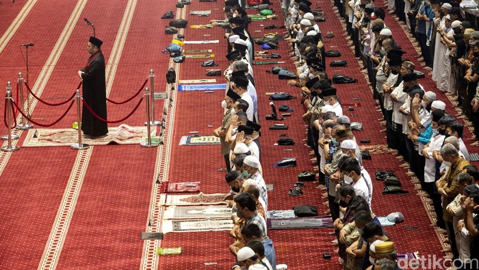 Masjid Istiqlal menggelar salat Jumat dengan merapatkan saf di bulan Ramadan tahun ini. Meski begitu, protokol kesehatan tetap diterapkan guna cegah Corona.